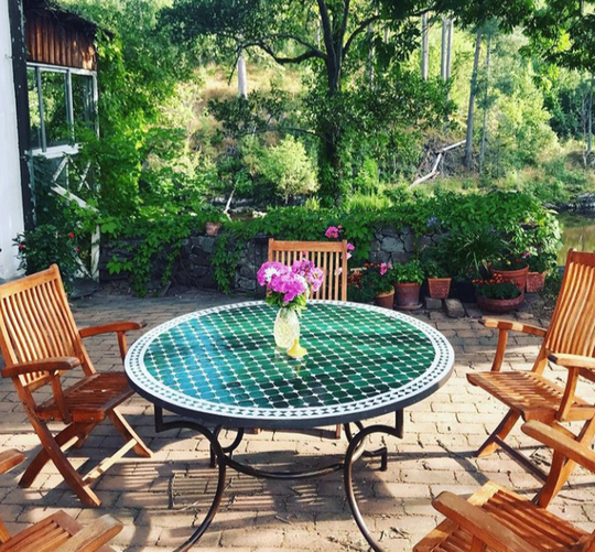 Outdoor Round Mosaic Tile Coffee Table With Durable Metal Legs Customized Patio Dining Eye-Catching