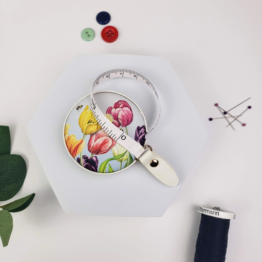 Mary Lake Thompson Tulips Retractable Tape Measure, 60 Inch/150 Centimeter Flexible Measuring Tape, Floral Easy Retract Pocket Measure
