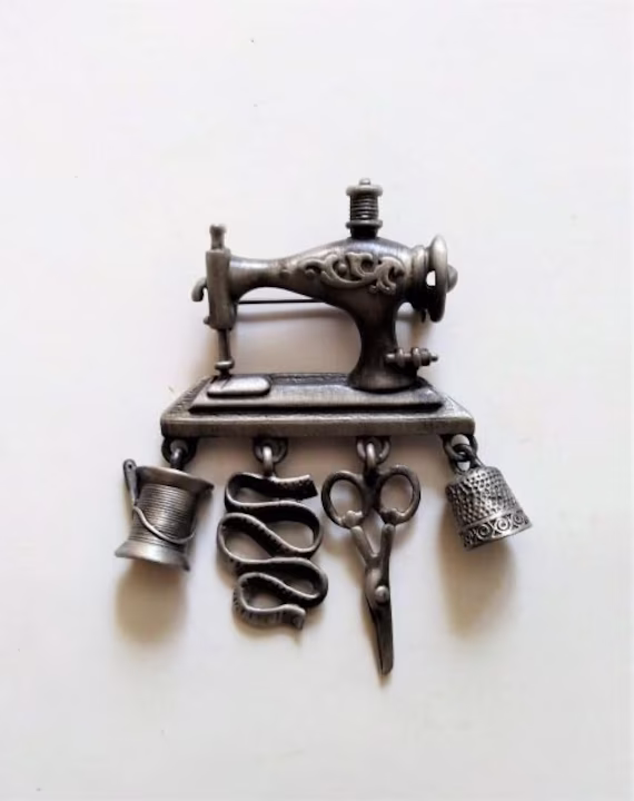 Danecraft Pewter Sewing Machine Brooch With Charms Vintage/Sewing/Vintage Brooch/Pin/Vintage Jewelry/Sewing Machine/Country/Farmhouse