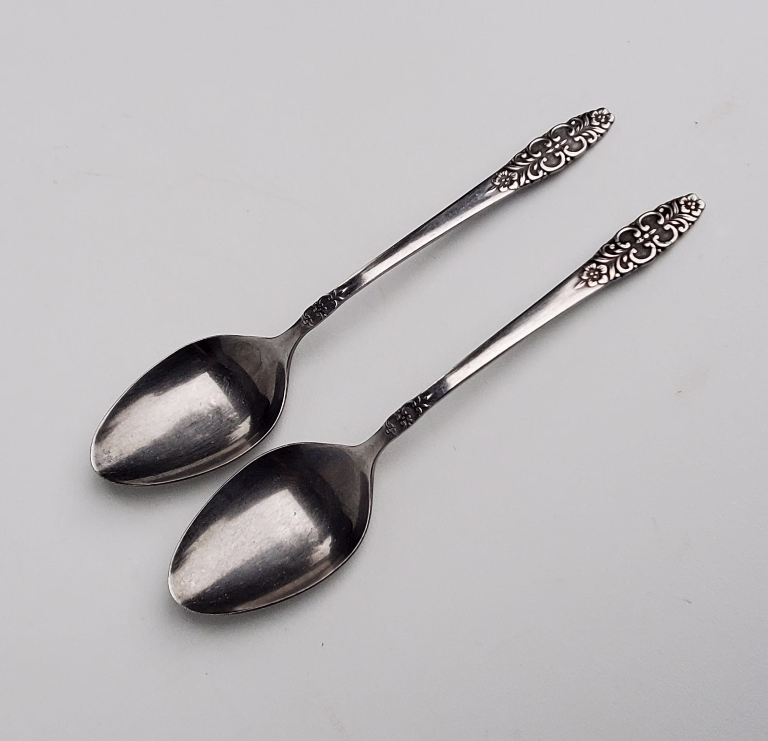 Oneida Northland Romford Stainless Large Oval Serving Spoon Set Of 2 Spoons - Fancy Black Accent Flower Design On Handle 8.5" Korea Mcm