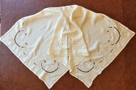 Madeira Table Runner Or Bureau Scarf, Cutwork Embroidery Leaves & Flowers On Ecru Linen, Pulled Thread Hem, 25" X 51" Excellent Vintage Cond