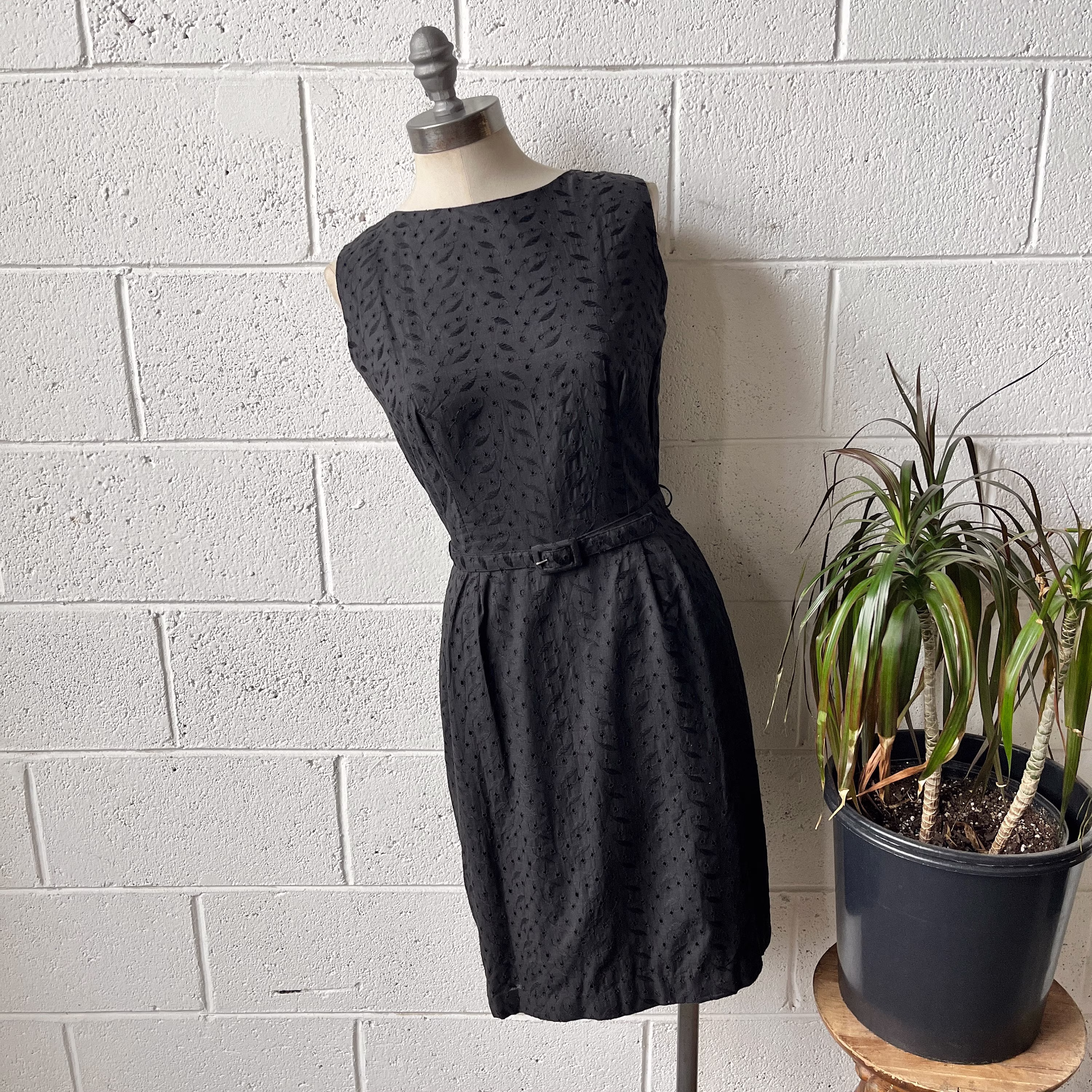 60S Vintage Black Cotton Eyelet Floral Sleeveless Pencil Fit Belted Mini Dress Sz S