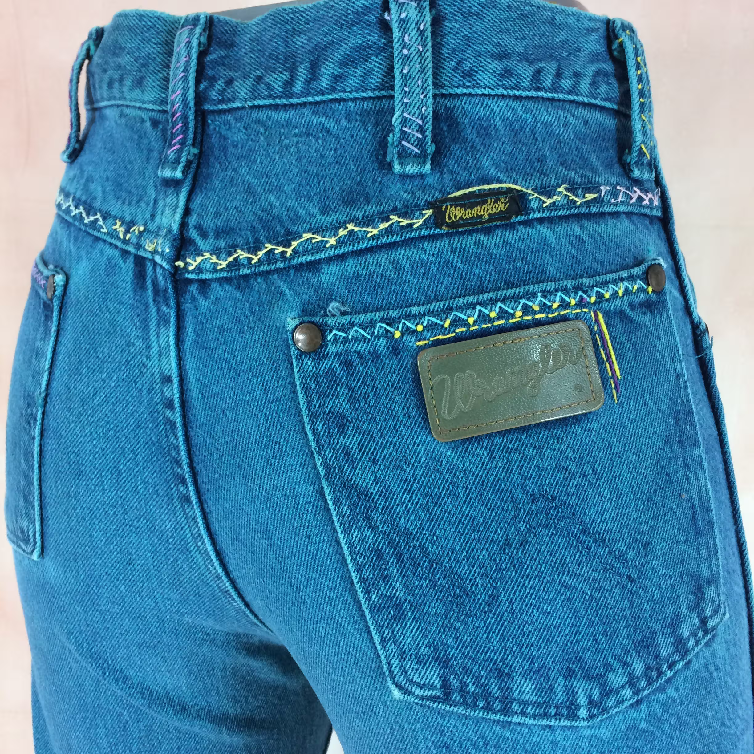 Sz 29 Rare Wrangler Vintage Western Embroidered Jeans W29 L30 Mid Waist Boyfriends Mom Rodeo Riders Made in Usa
