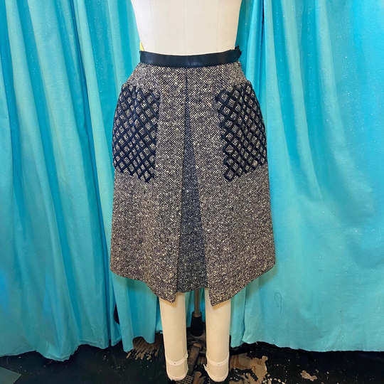 1950S W27 Black White Heavy Wool Tweed Silk Satin Contrast Latticework Hip Pocket Center Front Pleat Pencil Wiggle Skirt