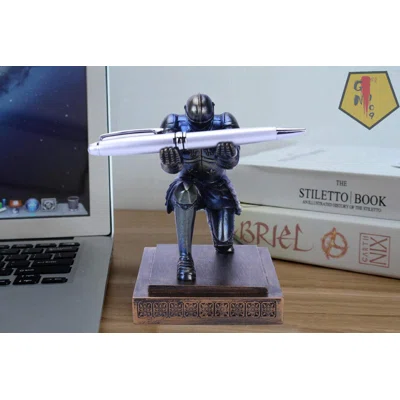Resin Soldier Executive Pen Holder Desk Organizer Cool Pen Stand Home Decor Resin Pencil Holder With A Pen For Men As Gift