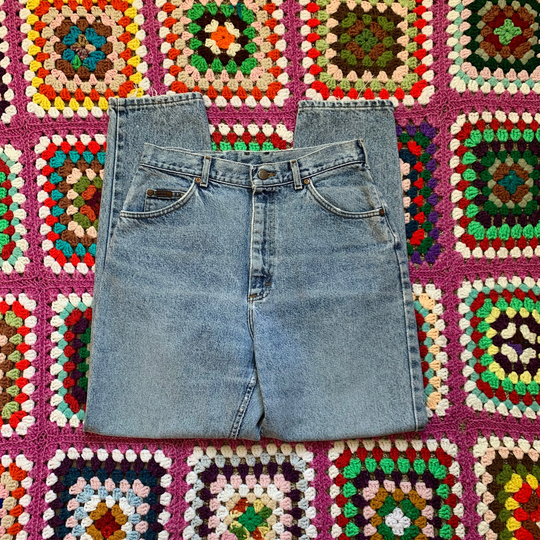 Vintage Lee Jeans - High Waist Slim Leg Medium Wash 1980S Lightly Distressed Skinny Straight Rise Mom