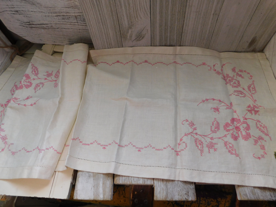 Vtg Embroidery Flowered Table Runner, Flower Linen Cover, Dresser Shelf Prop, Memories, Daysgonebytreasures