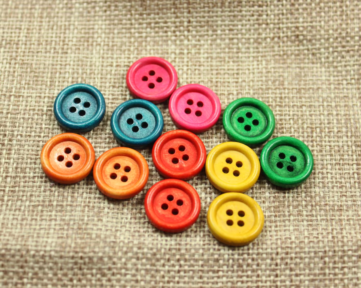 12 Pieces Of Mix & Match Retro Color Theme Wooden Buttons. 0.59 Inch