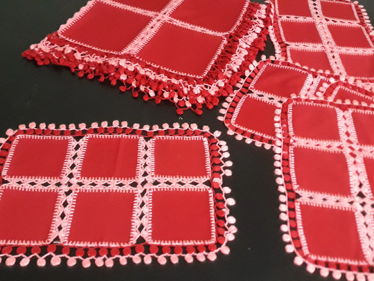 7 Handmade Christmas Table Toppers/ 35''tablecloth With Fringes & Knitted Red Pink Thread/ Cover 6 Matching Placemats