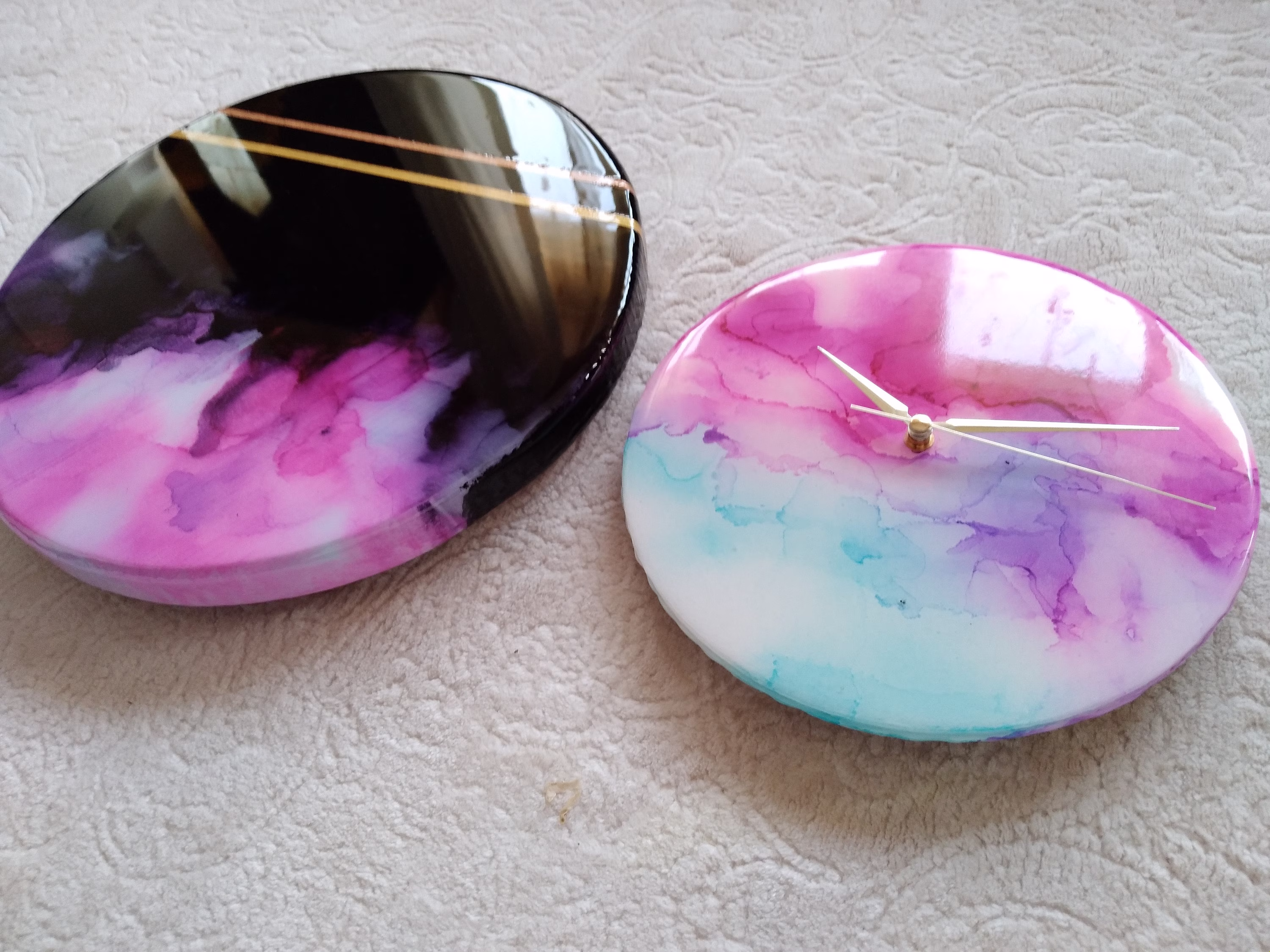 Small Modern Sofa Resin Coffee Table, & Wall Clock Gold Bedside Unique Round Epoxy Side End Art Living Room Entryway Analog