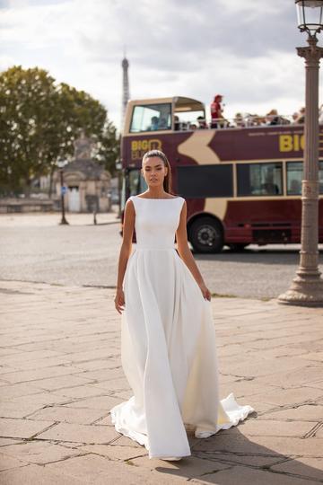 Classic Ball Gown Wedding Dress Boatneck Elegant A Line Long Train Simple Monimalist Modest Lilu