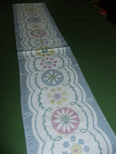1960S Printed Table Runner in Linen - Flower Pattern Print