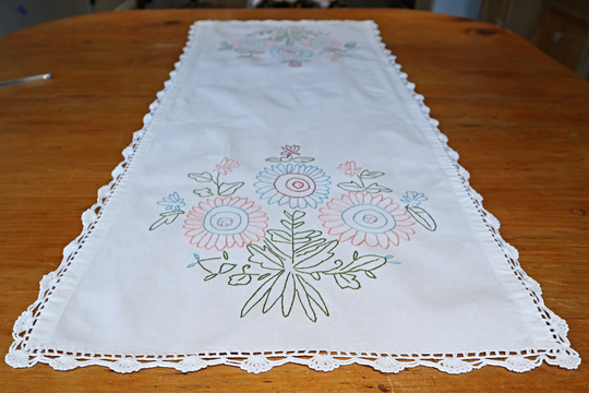 Embroidered Table Runner Floral Topper Vintage Linens V46