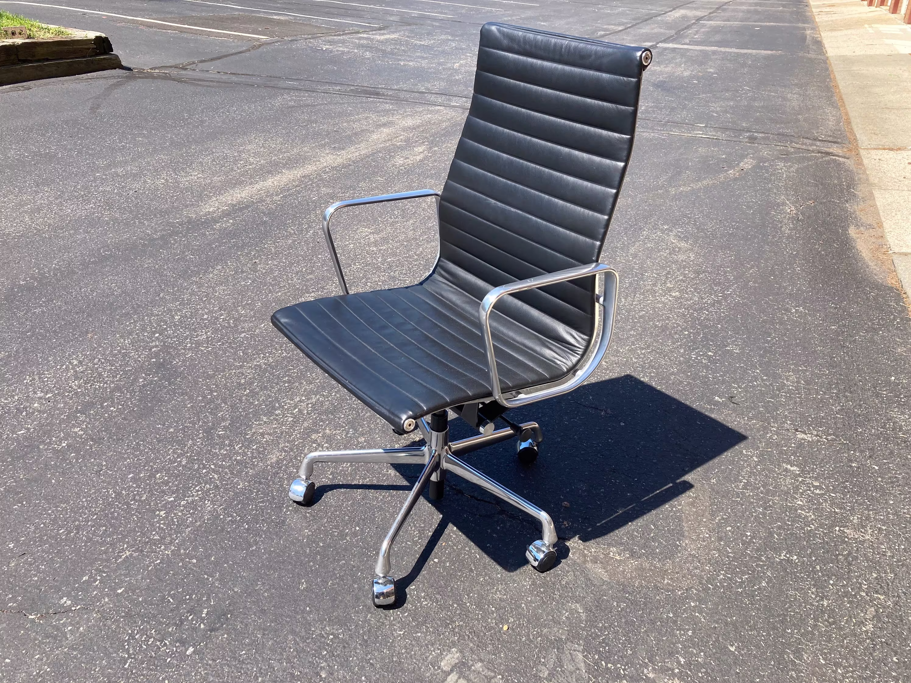 Herman Miller Eames Aluminum Group Executive Office Desk Chair in Leather Ea337