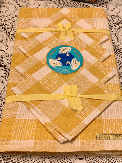 Like New Mid Century Table Cloth - Square With 4 Matching Napkins Kitchen Retro Vintage Set