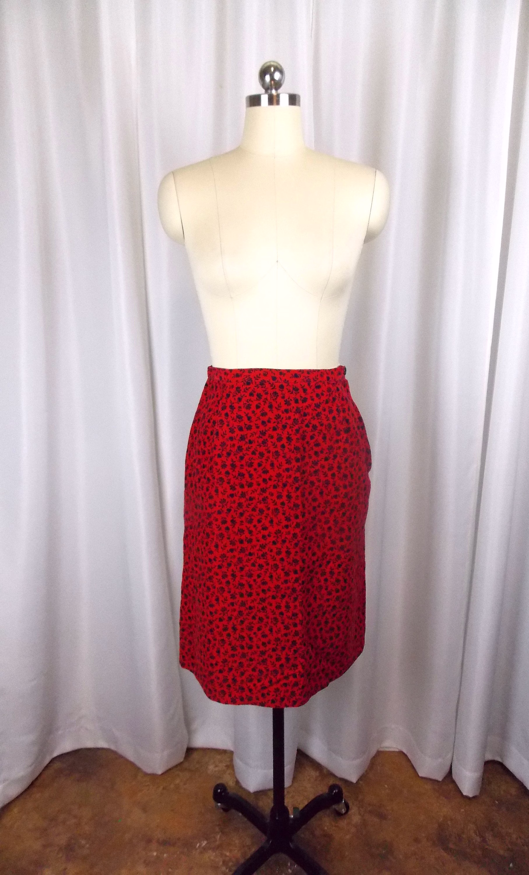 Red Corduroy Pencil Skirt With Floral Print 1960's 1970's Preppy Style Size 4 Small