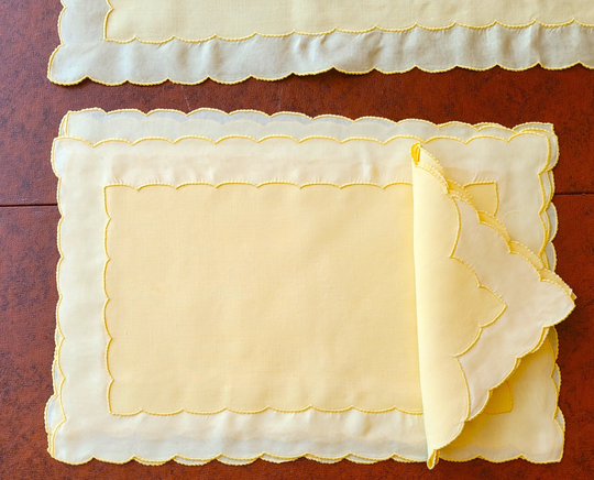 Marghab Scallopino Table Runner, 4 Placemats & Napkins, Straw Yellow Linen & Pale Organdy, Madiera Portugal Unused, Exc Condition