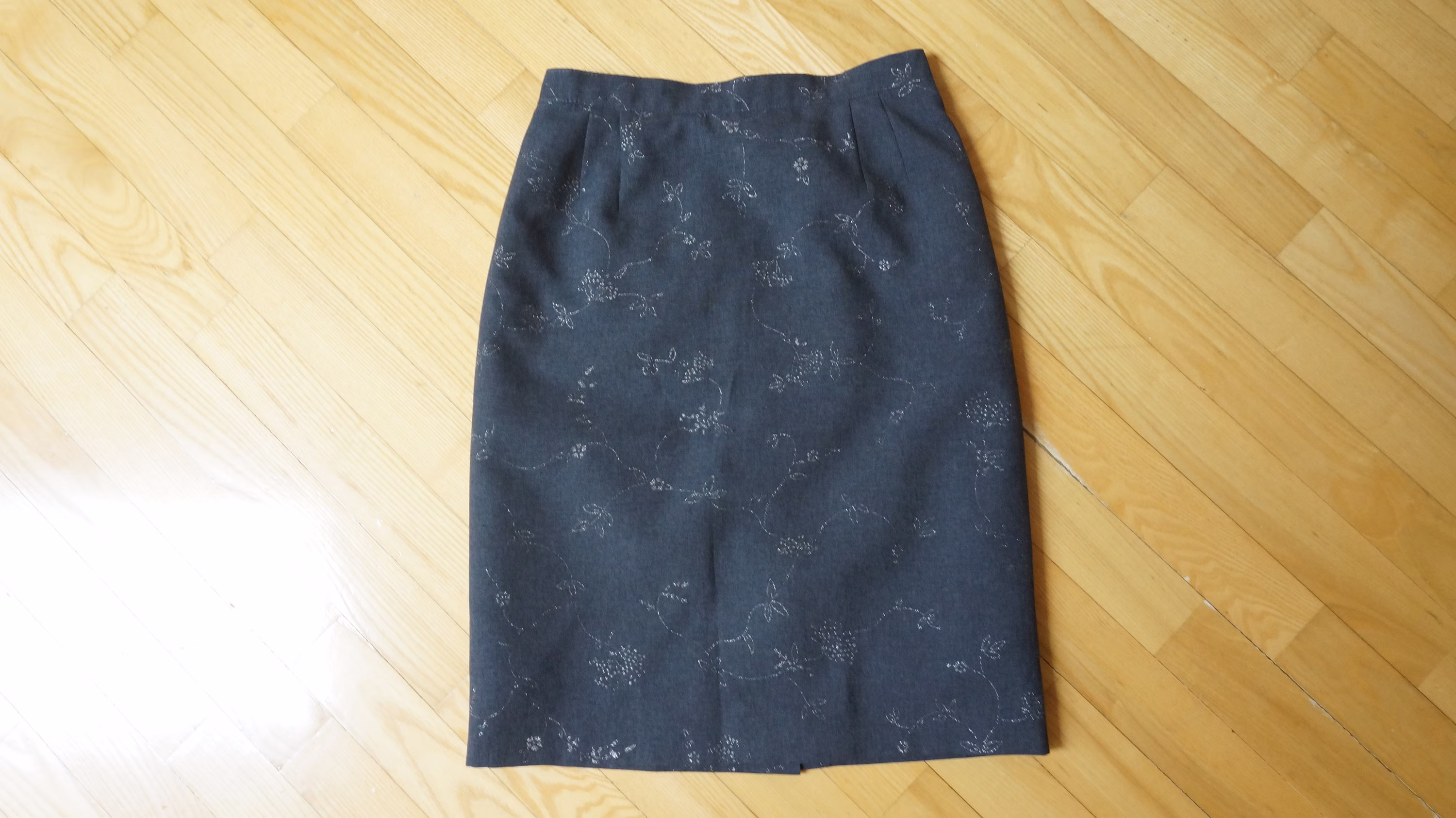 Anne Weyburn Gray With Silver Glitter Knee Length Skirt Vintage Short Mini Midi Woman Girl Retro Pencil Size Small S 36 Eur 4 Us 8 Uk Floral