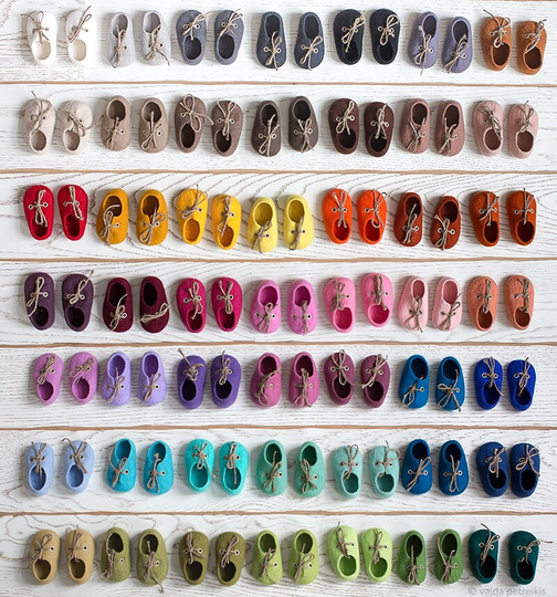 Custom Color Pregnancy Announcement Shoes, Baby Shower Gift, Felted Unisex Eco Friendly Crib Shoes For Newborn With Linen Laces in A Box
