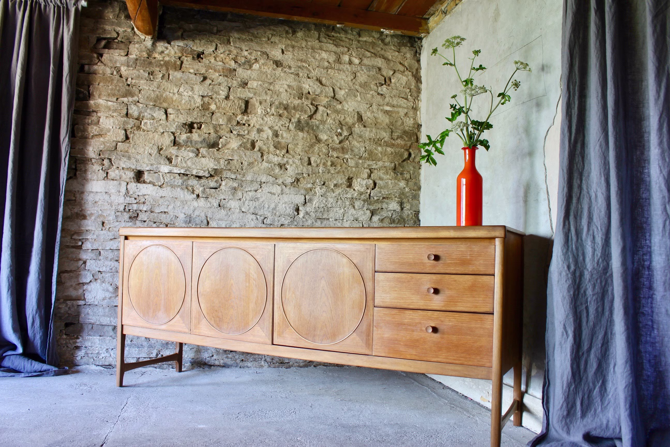 Elegant Refurbished Mid Century Teak Sideboard Or Cadenza With Cocktail Bar
