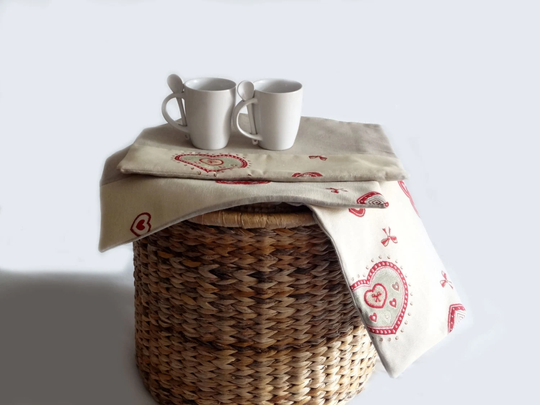 Table Mats + Little Runner Tyrolean Fabric With Hearts Beige & Red - Kitchen Accessories For The Table