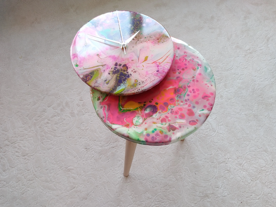 Modern Pink Resin Side Coffee Table, Round Unique Epoxy Sofa End Green Wood Abstract Bedside Living Room Wooden Entryway Art Analog Clock