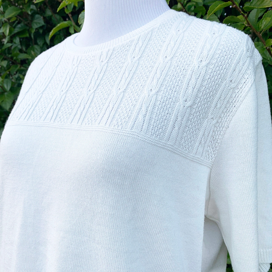 White Short Sleeve Knit Top Textured Pattern On Shoulders 90S Vintage Simple Crew Neck Blouse Size Medium