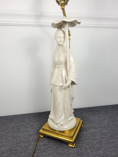 Vintage Asian Table Lamp Brass Base Oriental Ceramic Light Women Statue Parasol