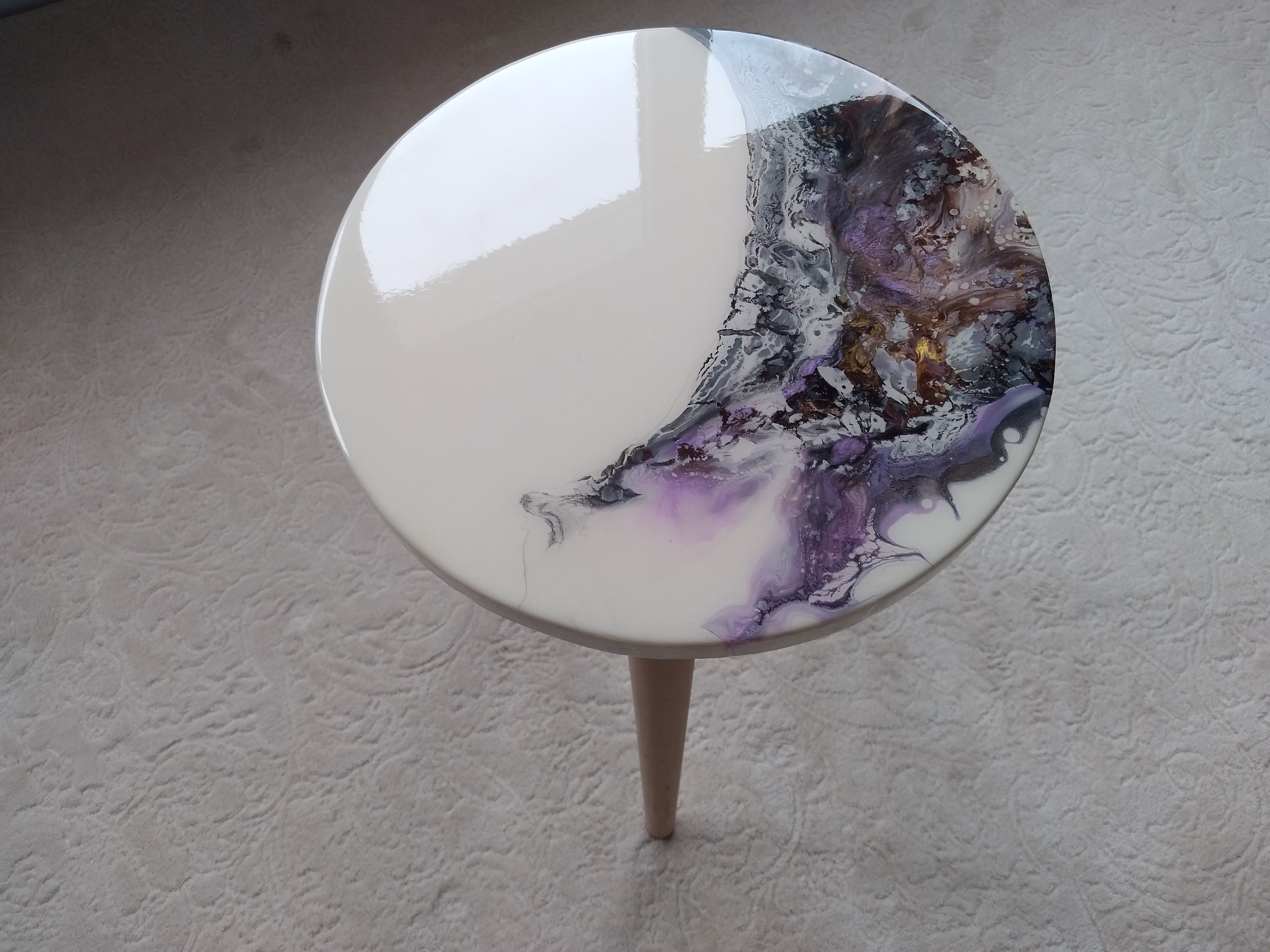 Round Modern Small Resin Sofa Coffee Table, Purple White Unique Wood Epoxy Entryway Wooden Abstract Bedside End Side Low Art Table