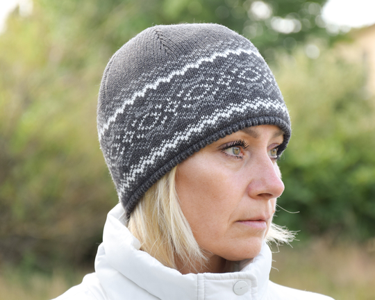 Gray Nordic Woolen Hat With Fair Isle Pattern Simple Beanie Ski Hat For Men & Women Fleece-Lined Scandinavian Winter Woollana