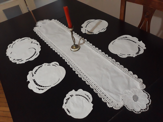Cut Work Embroidered Off White Table Runner With Hand Crochet Lace Trim & 5 Doily/ Vintage Embroidery Wedding Party Tablecloth