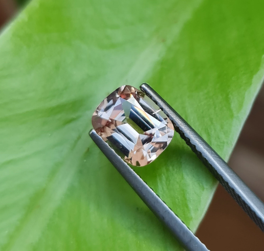 Natural Malaya Garnet, Color Change Bronze Color, 1.65Ct. Very Bright Gemstone. Excellent Cut. Rare Color. Cd253 Strong Uv Reaction