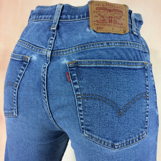 Size 31 Vintage Levis 550 Light Wash Stretch Jeans High Waisted Distressed Relaxed Fit Tapered Leg Y2Ks Classic Mom