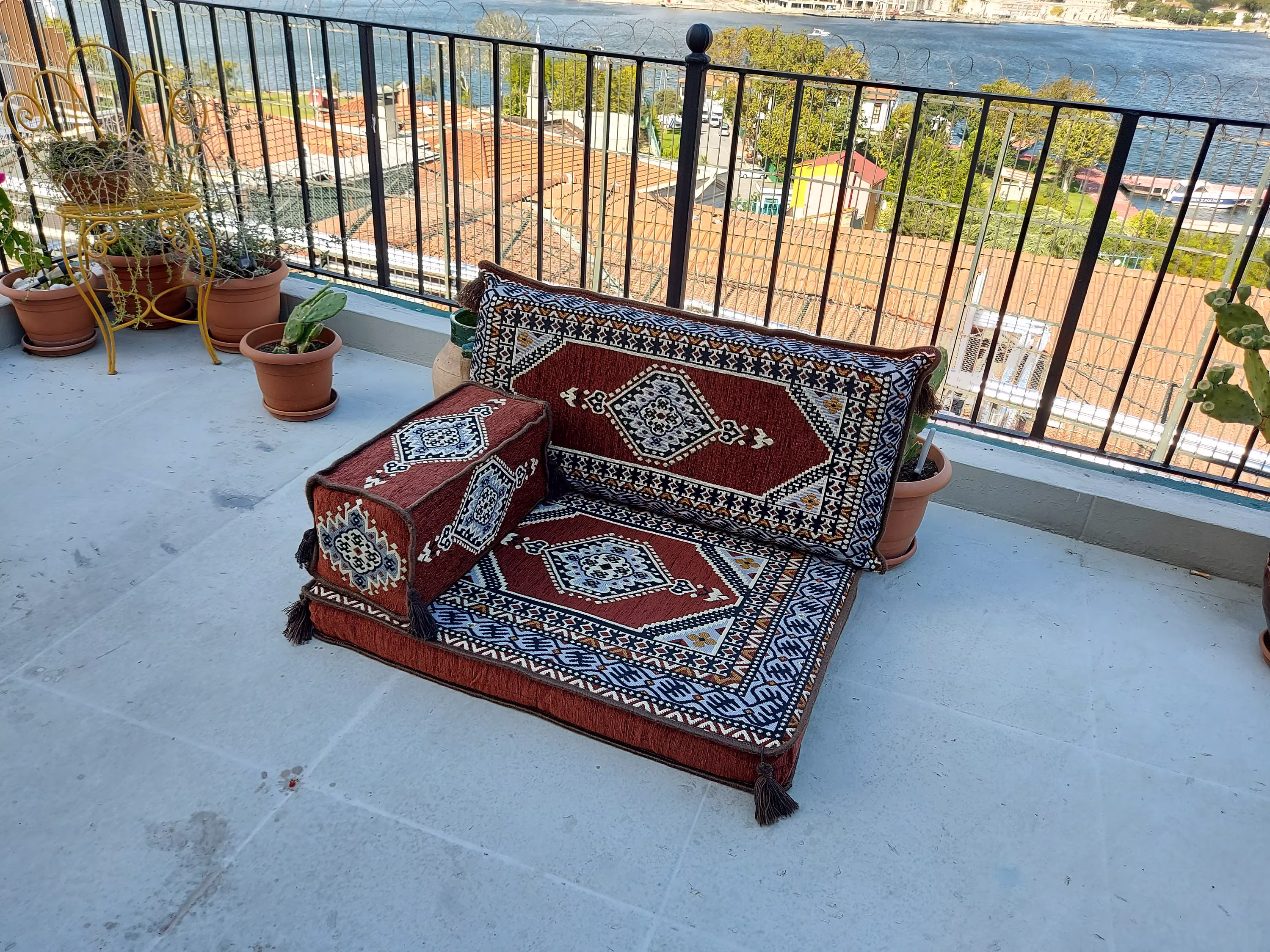 Brown Pallet Sofa, Floor Cushions, Loveseats, Sectinoal Arabic Sofa Seating Set, Meditation Majlis, Kilim Rug Design