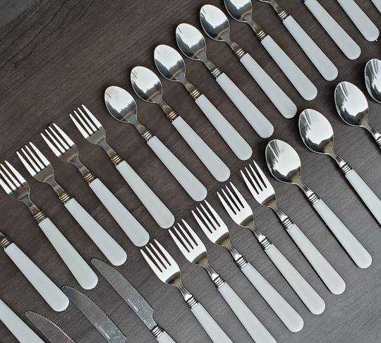 Gibson Sensations White Plastic Handle Flatware Set - 32 Pieces Glossy Finish Very Clean Large